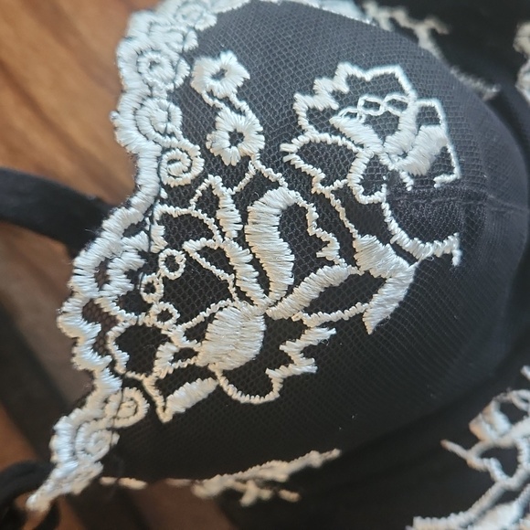 Lacey Black Bra, Q.T. Ladies Size 32B, Sexy, Pretty, Great Condition - Picture 8 of 9